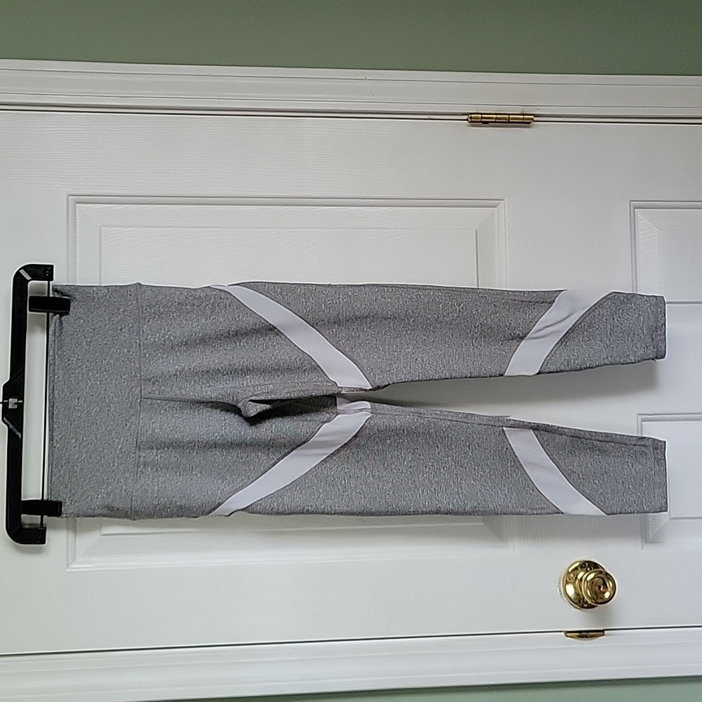 Aerie gray and white leggings sz small petite